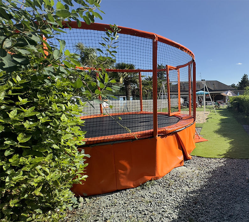 Trampoline sur l’aire de jeux du camping l’Hermitage en Loire-Atlantique