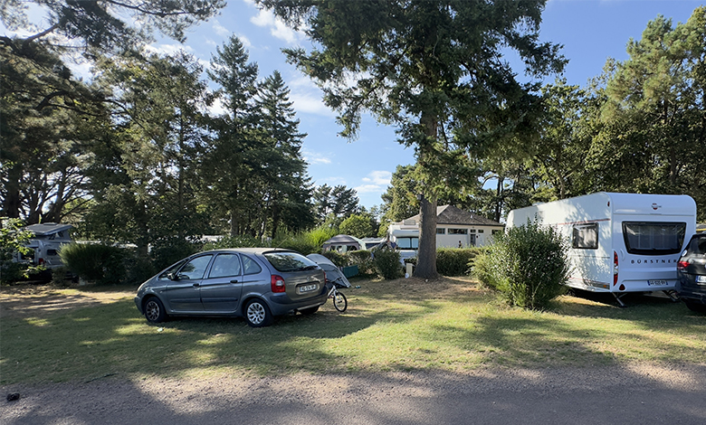 Emplacements spacieux pour caravanes du camping l’Hermitage en Bretagne