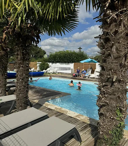 L’Espace aquatique avec piscine chauffée et toboggan du camping l’Hermitage en Bretagne