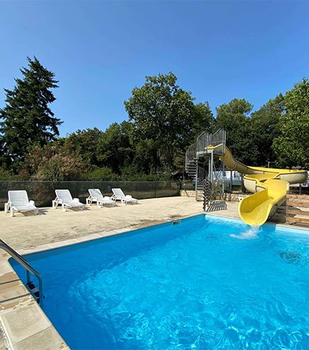 L’Espace aquatique avec piscine chauffée et toboggan du camping l’Hermitage en Bretagne