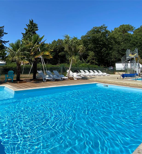 Piscine chauffée de l’espace aquatique du camping l’Hermitage entre Loire-Atlantique et Bretagne