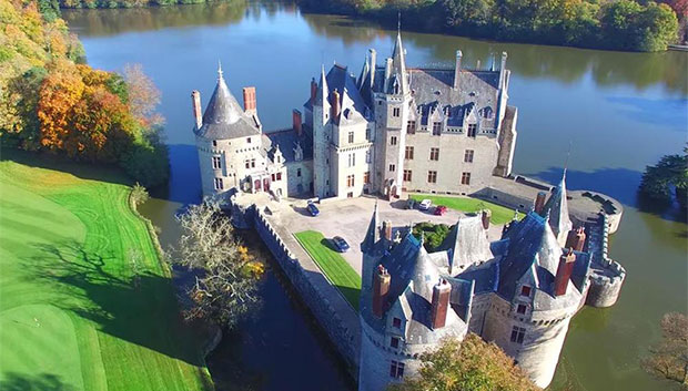 = Château de la Bretesche - Visite de la cour à Missillac, aux alentours du camping l’Hermitage près de Nantes