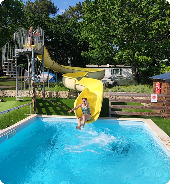 Piscine avec toboggan de l’espace aquatique du camping l’Hermitage en Bretagne