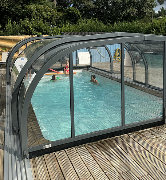 Piscine couverte chauffée de l’espace aquatique du camping l’Hermitage à Guémené Penfao