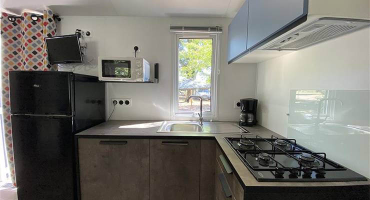 Cuisine équipée du mobil-home Bermudes 3 chambres, en location au camping l’Hermitage