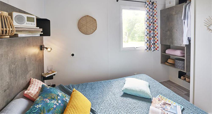 Chambre avec 1 lit deux places du mobil-home Bermudes, en location au camping l’Hermitage en Loire-Atlantique près de Redon