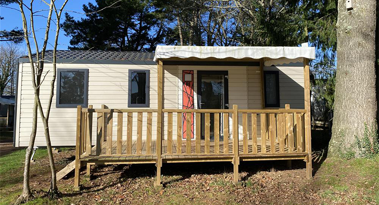 Terrasse couverte avec salon de jardin du mobil-home Bermudes 3 chambres, en location au camping l’Hermitage