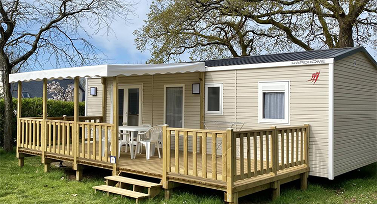 Vue extérieure avec terrasse en bois du mobil-home Lodge 3 chambres 6 personnes, en location au camping l’Hermitage en Loire-Atlantique près de Redon