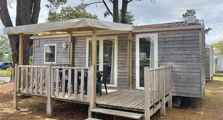 Vue extérieure du mobil-home Sublima 2 chambres, en location au camping l’Hermitage