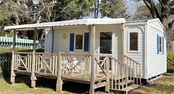 Vue extérieure du mobil-home Vénus avec terrasse couverte, en location au camping l’Hermitage