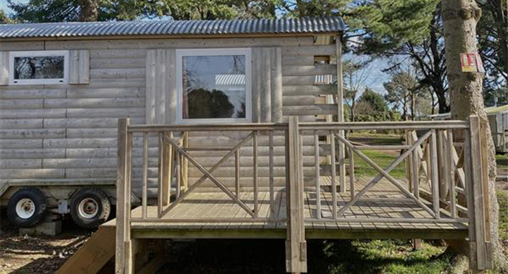 Vue extérieure de la roulotte Arizona, en location au camping l’Hermitage en Loire-Atlantique