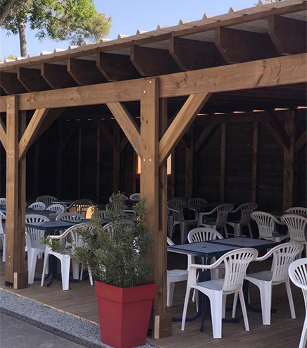 Terrasse couverte du bar : services du camping l’Hermitage à Guémené Penfao