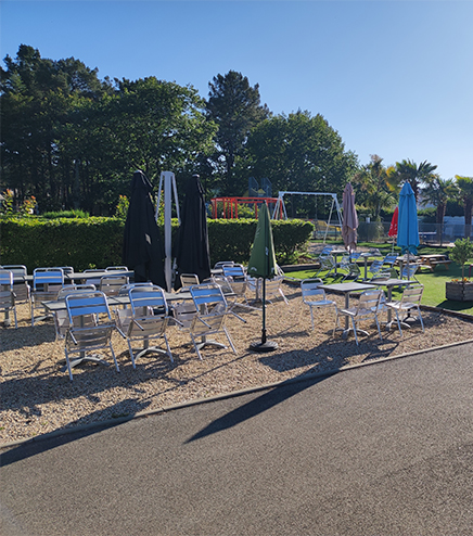 Bar en terrasse : services du camping l’Hermitage en Bretagne