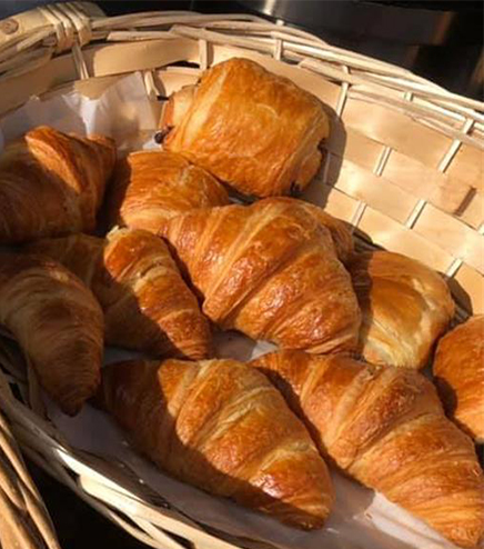 Croissants en vente à la boulangerie du camping l’Hermitage à Guémené Penfao