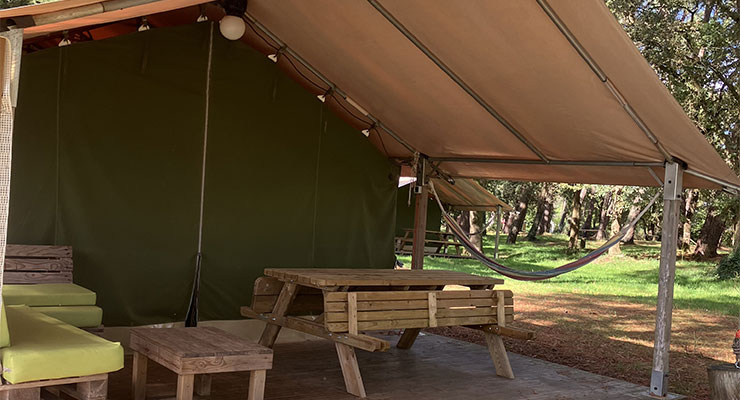 Vue intérieure de la tente américaine 2 chambres, en location au camping l’Hermitage en Loire-Atlantique